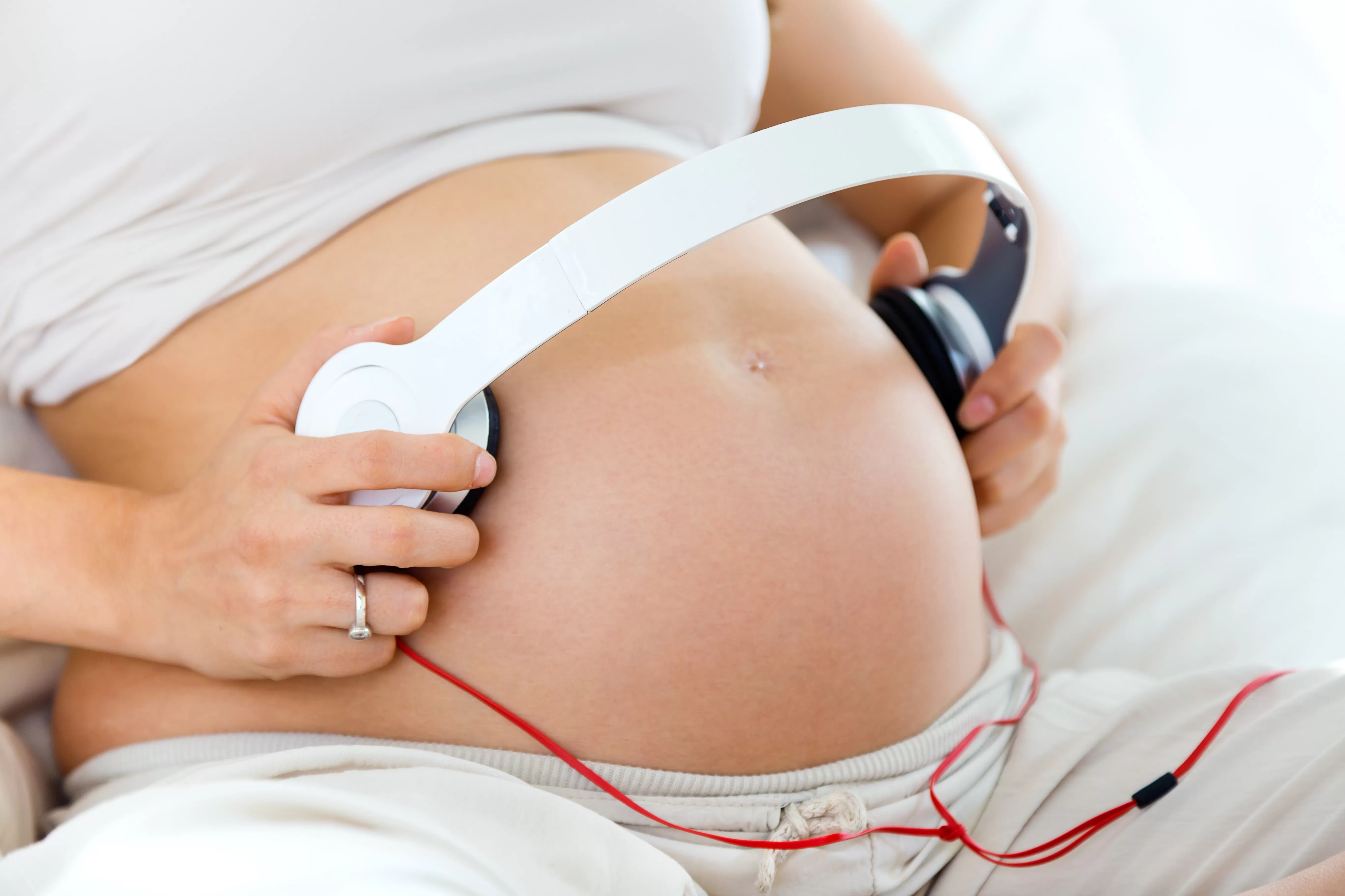 Музыка для малыша в утробе. Наушники на животе. Наушники на беременной. Наушники на беременный живот. Музыкальная терапия для беременных.