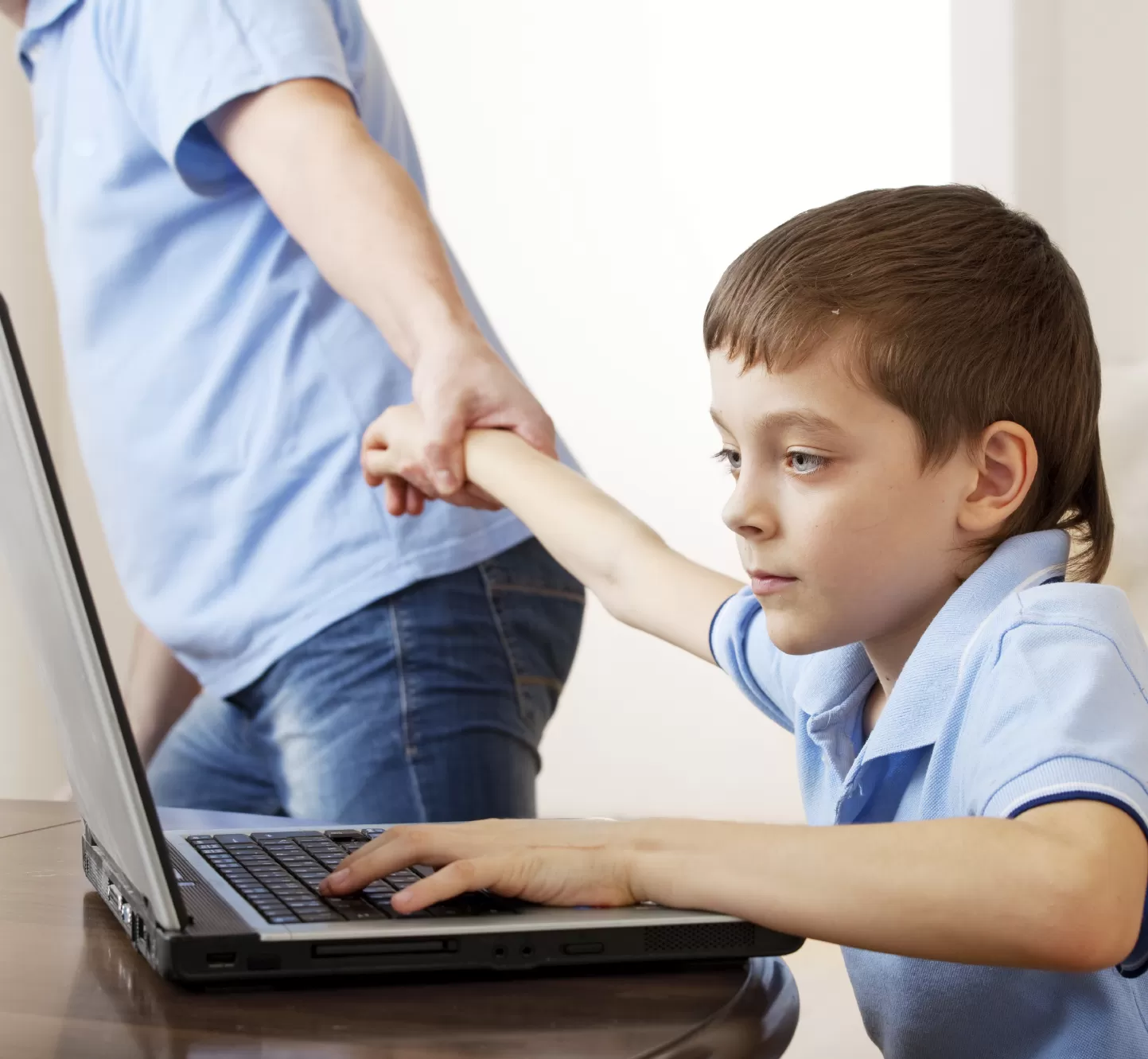 Зависимость игр подростков. Компьютер для детей. Ребенок за компьютером. Компьютерная зависимость. Детям об интернете.